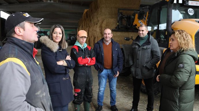 La secretaria de Organización del PSdeG y viceportavoz segunda del Grupo Socialista en el Parlamento de Galicia, Lara Méndez, en una granja lucense