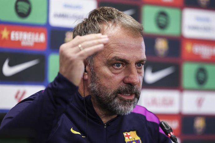 Hansi Flick, técnico do FC Barcelona, participa de sua coletiva de imprensa durante o dia de treinamento do FC Barcelona antes da partida de futebol contra o Real Betis na Ciudad Esportiva Joan Gamper, em 05 de dezembro de 2025, em Sant Joan