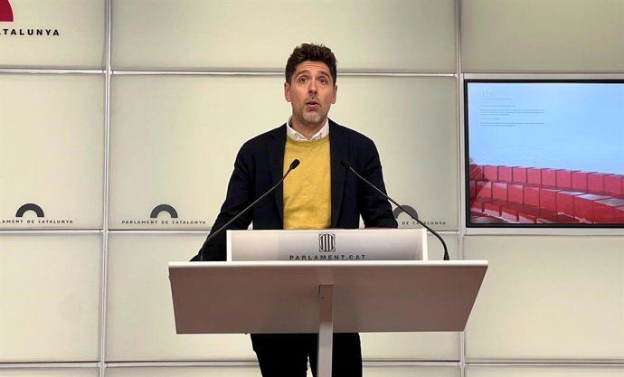 El portavoz de los Comuns en el Parlament, David Cid, en una rueda de prensa desde la Cámara