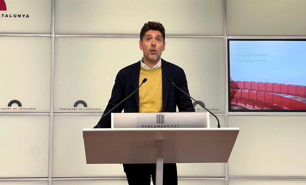 El portavoz de los Comuns en el Parlament, David Cid, en una rueda de prensa desde la Cámara
