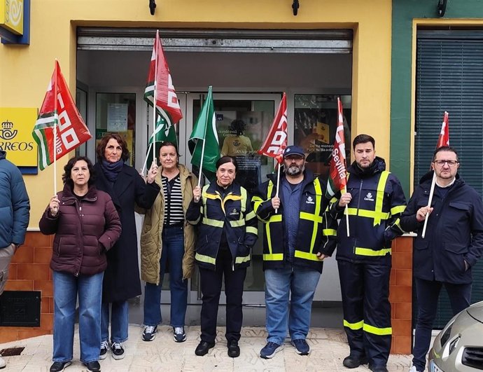 Manifestación por el "abandono" de Correos en Tocina y Los Rosales  (Sevilla)