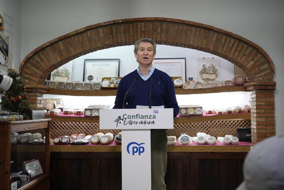 El presidente del PP, Alberto Núñez Feijóo, atiende a los medios tras la visita a la fábrica de Quesos del Casar, a 5 de diciembre de 2025, en Casar de Cáceres, Cáceres, Extremadura (España). La visita se produce el día que da comienzo la campaña electo