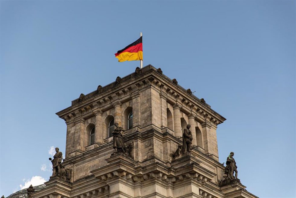 Archivo - Una bandera de Alemania en el Reichstag, sede del Parlamento (archivo)