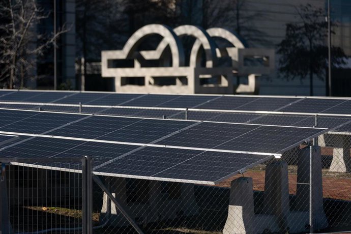 Archivo - Placas solares en un complejo tecnológico.
