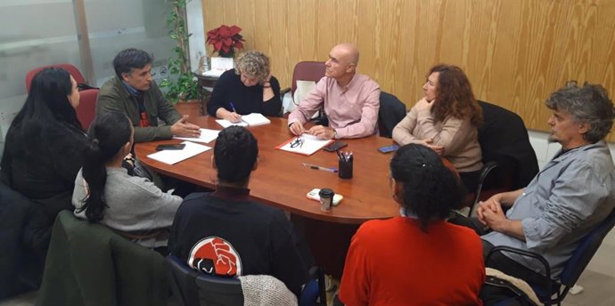El portavoz socialista, Antonio Muñoz, acompañado de las concejalas Carmen Fuentes y Natalia Buzón, en un encuentro con las familias afectadas y con representantes de la plataforma vecinal Barrios Hartos.