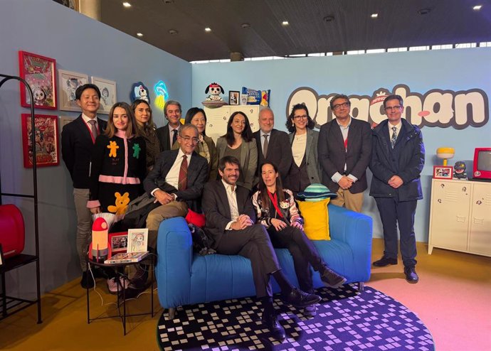 El ministro Ernest Urtasun, en el centro, con otras autoridades, durante la visita