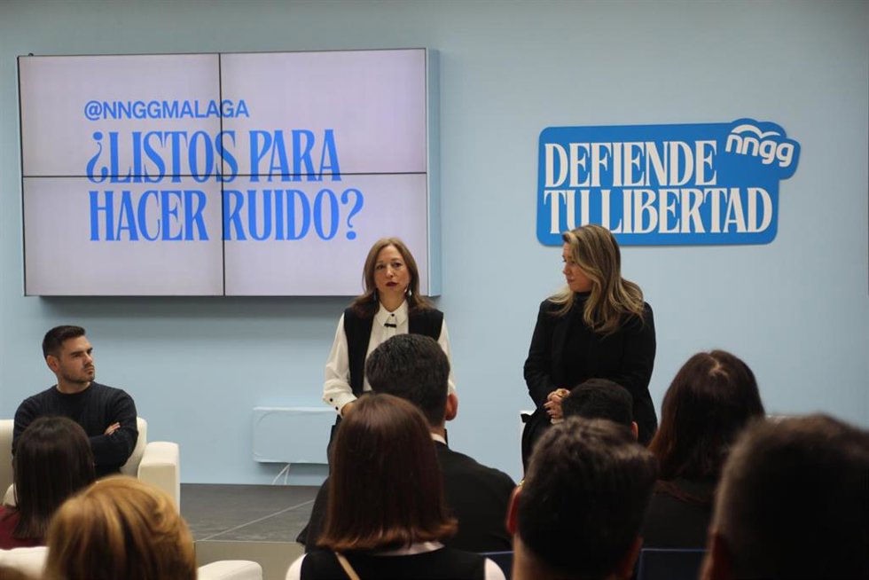La presidenta del PP de Málaga, Patricia Navarro, junto a la presidenta provincial de Nuevas Generaciones (NNGG), Jéssica Trujillo, durante el acto por el Día de la Constitución.