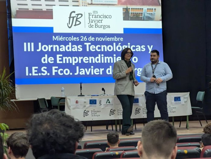 La delegada de Desarrollo Educativo y Formación Profesional de la Junta en Granada, María José Martín, clausura las III Jornadas Tecnológicas y de Emprendimiento del IES Francisco Javier de Burgos de Motril.