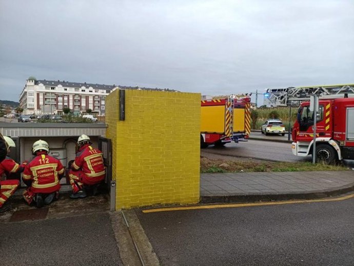 Bomberos cortan el suministro en el CEIP Los Puentes de Colindres por un escape de gas
