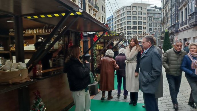 El alcalde de Oviedo, Alfredo Canteli, junto a la concejala de Economía, Leticia González, y la directora de Fundación Contemplare, Alejandra Salinas, visitan el mercadillo navideño 'El Camino'
