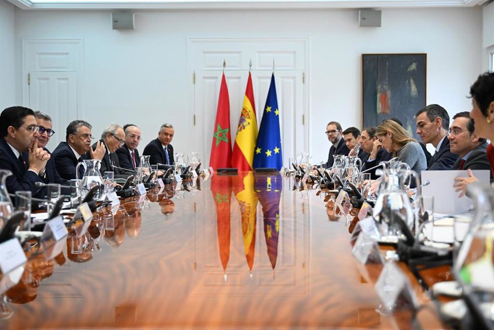 Los miembros de las delegaciones española y marroquí durante una reunión plenaria, en el Palacio de la Moncloa, a 4 de diciembre de 2025, en Madrid (España). Los gobiernos de España y Marruecos se han dado cita hoy en Madrid para una cumbre bilateral co