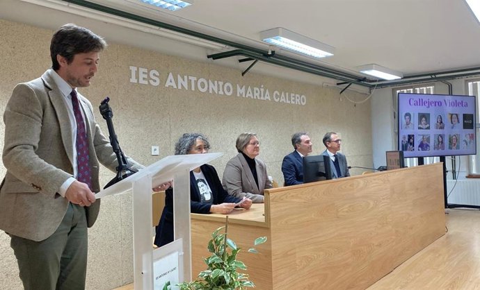 Copé (izda.) interviene durante su visita al IES Antonio María Calero de Pozoblanco.
