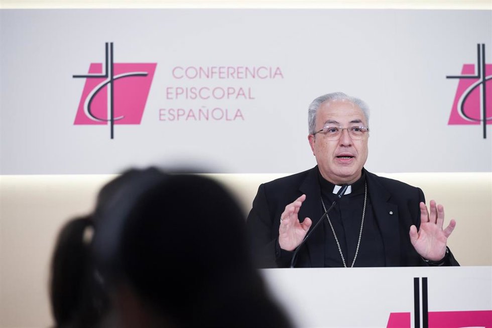 Archivo - El secretario general de la Conferencia Episcopal Española (CEE), Monseñor Francisco César García Magán, durante una rueda de prensa.