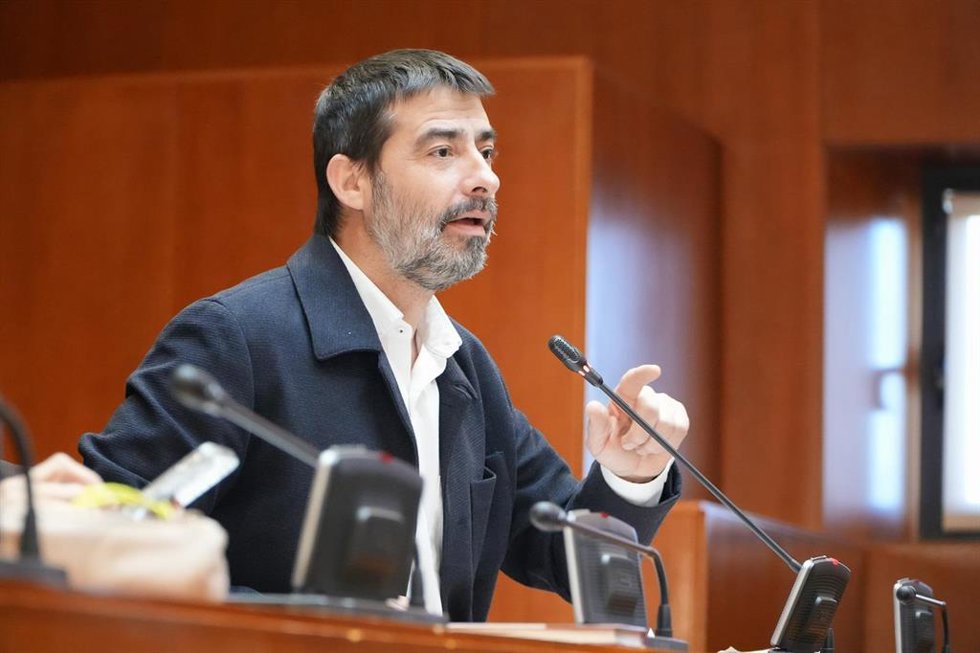 Archivo - El diputado autonómico de IU Aragón, Álvaro Sanz.
