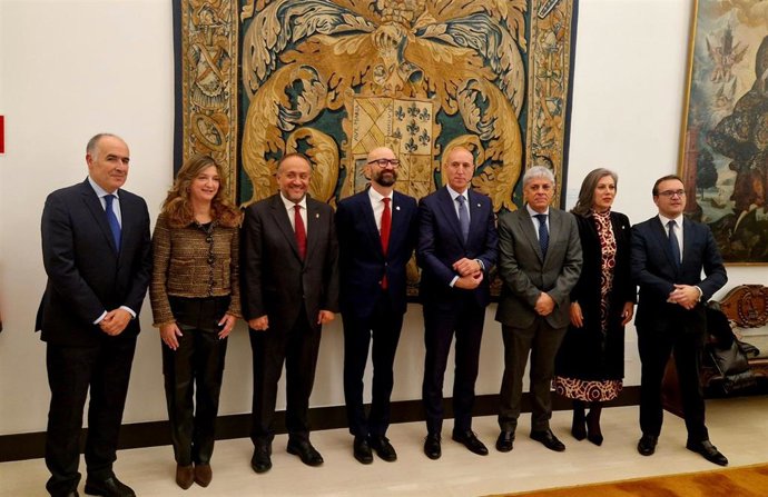Diferentes representantes políticos y sociales celebran en el Parador de San Marcos el Día de la Constitución.