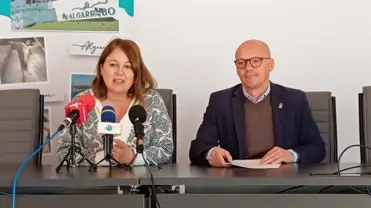 El delegado territorial de Sostenibilidad y Medio Ambiente de la Junta de Andalucía en Málaga, José Antonio Víquez, y la alcaldesa de Algarrobo, Natacha Rivas, en rueda de prensa.