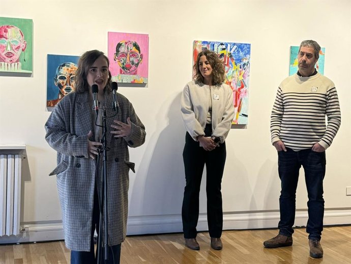 Irati Bazeta 'Harien isla' erakusketa aurkezten