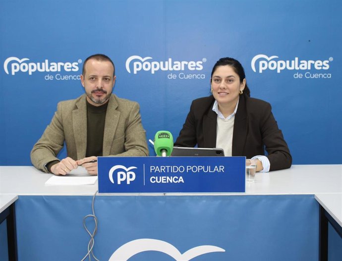 Los ediles 'populares' en el Ayuntamiento de Cuenca ofrecen una rueda de prensa.