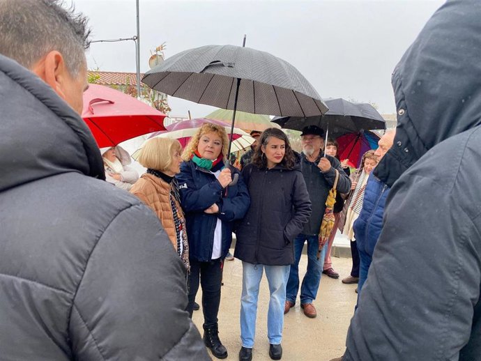 La candidata de Unidas por Extremadura, Irene de Miguel, en su visita a La Coronada.
