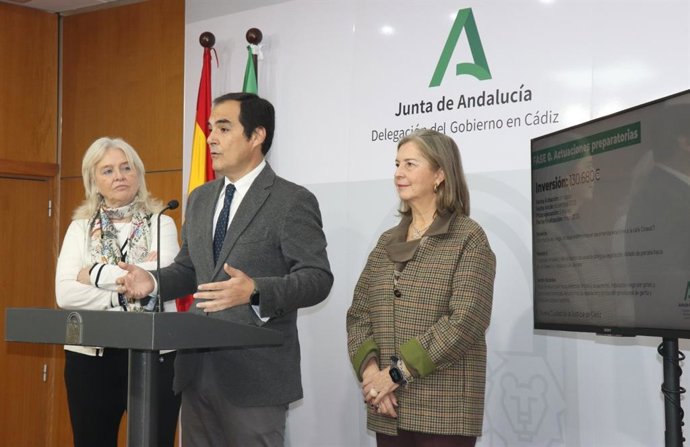 El consejero de Justicia, Administración Local y Función Pública, José Antonio Nieto, en rueda de prensa junto a la delegada de la Junta en Cádiz, Mercedes Colombo.