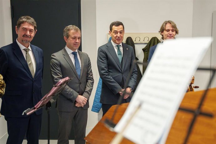 Abelardo de la Rosa (1i), junto a Julio Millán, Juanma Moreno y Rubén Fernández, visita el Conservatorio Superior de Música Andrés de Vandelvira durante su inauguración oficial.