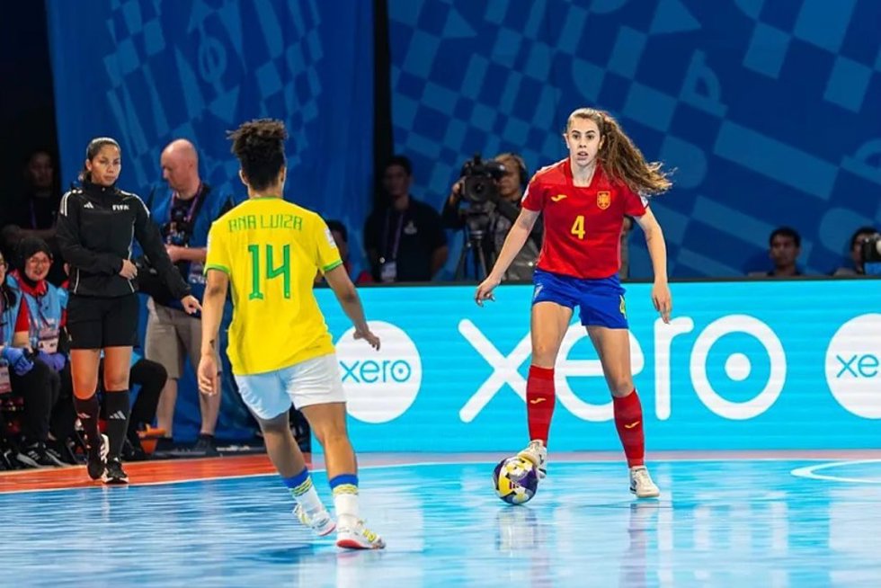 Laura Córdoba ante Ana Luiza en el España-Brasil de las semfinales del Mundial de Fútbol Sala 2025