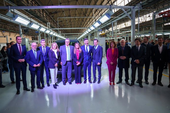 Autoridades y responsables de Santana Factory en la presentación de la planta.
