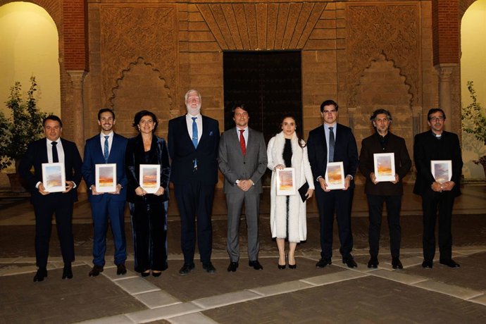 Los premiados con representantes de Club Talento, en el Alcázar.
