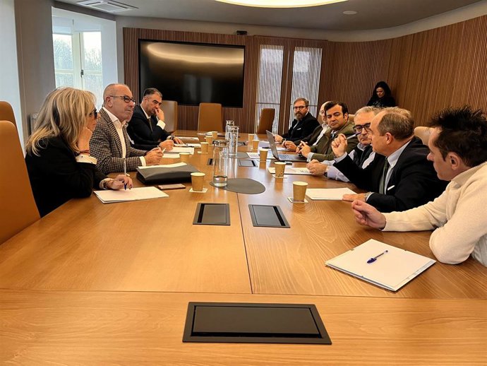 El responsable nacional de Industria de Vox con el Comité Ejecutivo de la Asociación de Empresarios de Burgos.