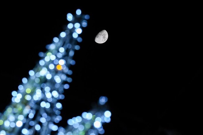 Archivo - Luces de navidad, foto de archivo