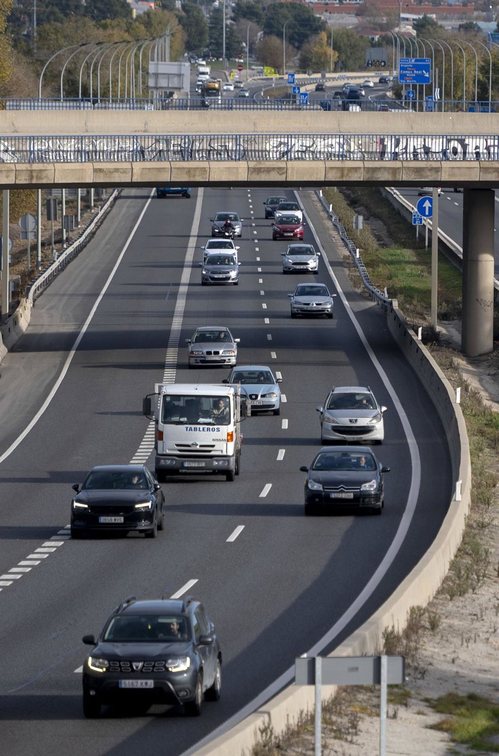 Archivo - Varios vehículos a su paso por la A-3, a 5 de diciembre de 2024, en Madrid (España). La Dirección General de Tráfico (DGT) prevé 6,6 millones de desplazamientos durante el puente de la Constitución-Inmaculada, cuyo dispositivo especial de regu