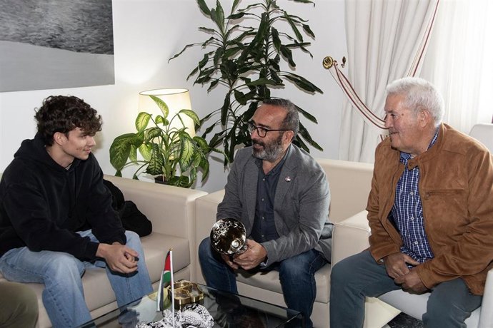 El presidente de la Diputación de Cáceres recibe a Rodrigo Domínguez, piloto de velocidad en la categoría de súper sport 300.