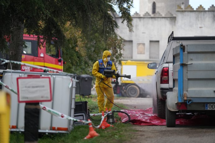 Un miembro de la UME desinfecta vehículos, durante la presentación de los medios de la UME para el control de la peste porcina, a 2 de diciembre de 2025, en Barcelona, Cataluña (España).