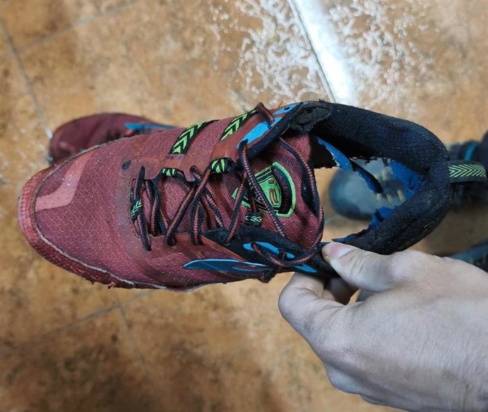 Uno de los jóvenes rescatados se había quedado sin calzado debído al deterioro del mismo durante la travesía. El Greim de Guardia Civil les proporcionó calzado y material térmico del que de carecían a pesar de las bajas temperaturas y ventisca en la zona.