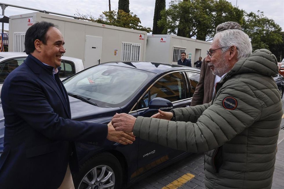El presidente de la Generalitat valenciana, Juanfran Pérez Llorca (i), y el alcalde de Picanya, Josep Almenar (d).