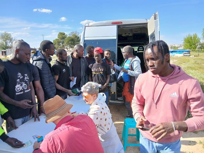 Reparto de ayuda en el asentamiento.