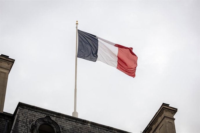 14 de novembro de 2025, Paris, França: A bandeira francesa vista na entrada do Palácio Presidencial Elysee. O presidente francês Emmanuel Macron se reuniu com a presidente do Parlamento Europeu, Roberta Metsola, no Palácio Presidencial do Eliseu.