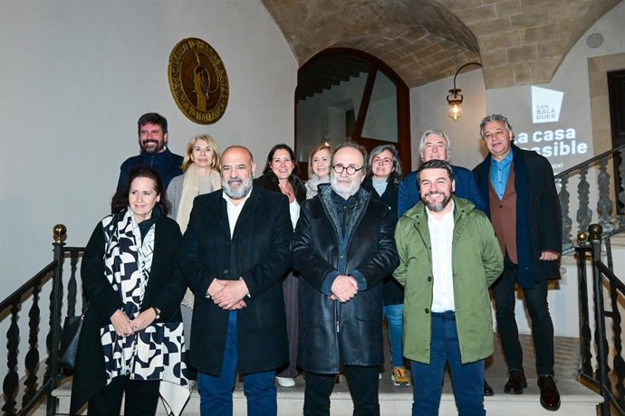 El alcalde de Palma, Jaime Martínez, asiste al acto de descubrimiento del emblema histórico del Cercle de Belles Arts, en el patio de Can Balaguer