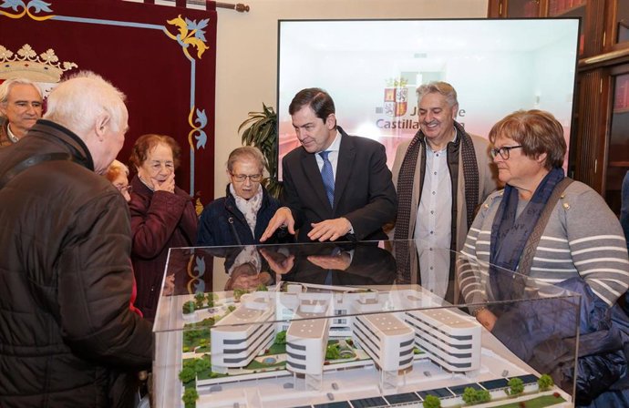 Mañueco con la maqueta de la que será la nueva residencia de mayores de Ávila.