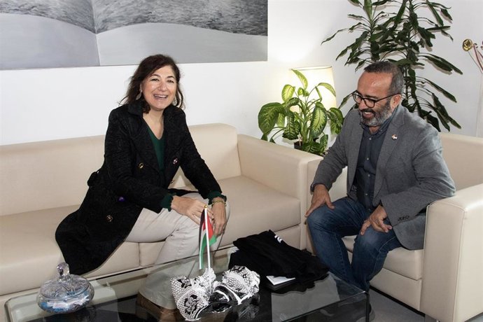 El presidente de la Diputación de Cáceres, Miguel Ángel Morales, recibe a la responsable territorial de Accent en Extremadura, Mar García Navarro