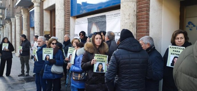 Una treintena de vecinos de Traspinedo, entre ellos el padre y la hermana de Esther López, durante la concentración de hoy frente al Edificio de los Juzgados de Valladolid