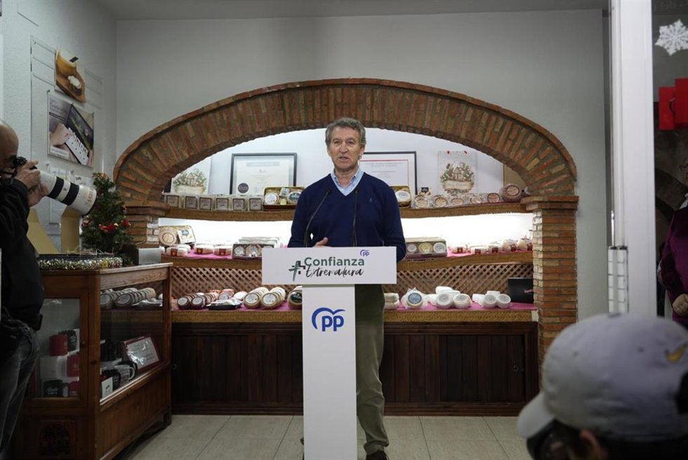 El presidente del PP, Alberto Núñez Feijóo, atiende a los medios tras la visita a la fábrica de Quesos del Casar, a 5 de diciembre de 2025, en Casar de Cáceres, Cáceres, Extremadura (España). La visita se produce el día que da comienzo la campaña electo