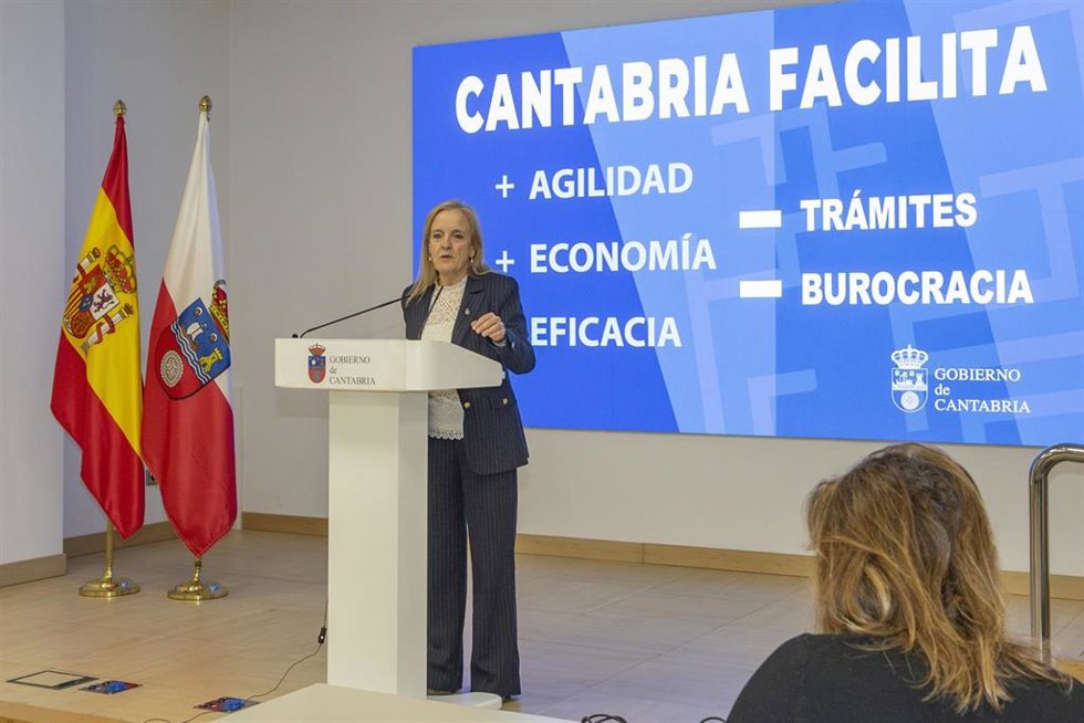 La Consejera De Presidencia, Justicia, Seguridad Y Simplificación Administrativa, Isabel Urrutia, Presenta En Rueda De Prensa, El Decreto Regulador De Los Silencios Administrativos.