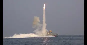 La Armada de la Guardia Revolucionaria lanza misiles balísticos y de crucero durante sus maniobras cerca de Ormuz