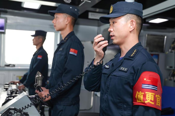 GUANGZHOU, 21 nov. 2025 -- Marinheiros chineses são fotografados durante a 39ª patrulha conjunta das marinhas chinesa e vietnamita no Golfo de Beibu, em 19 de novembro de 2025. Duas frotas das marinhas chinesa e vietnamita realizaram sua 39ª patrulha conj