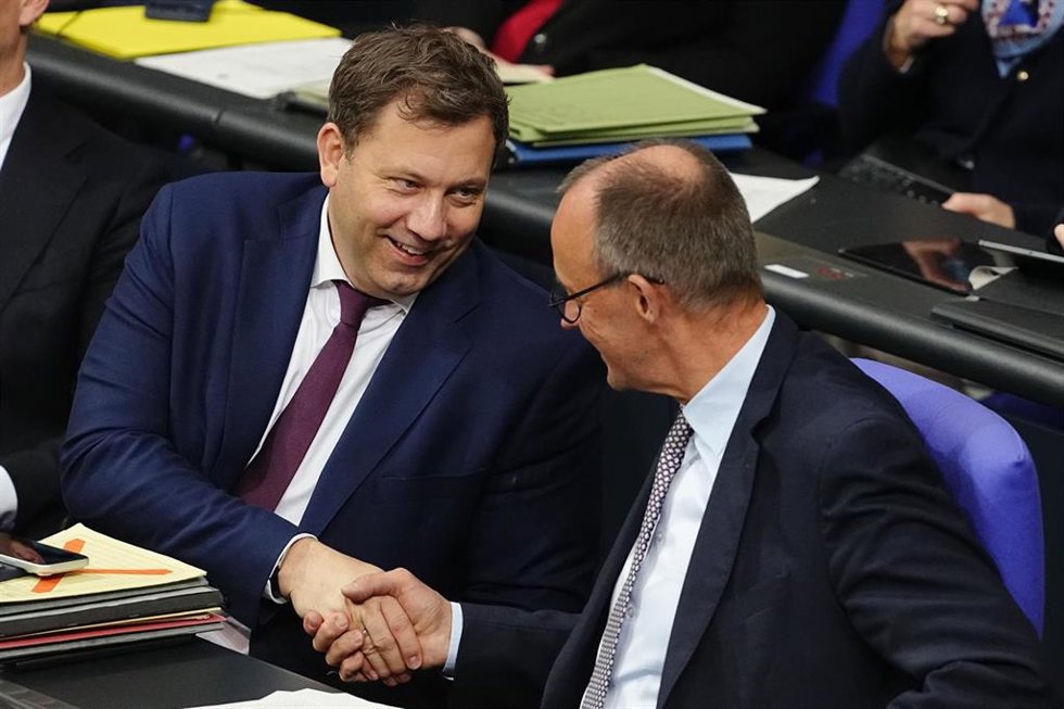 05 December 2025, Berlin: German Chancellor Friedrich Merz (R)shakes hands with German Vice Chancellor and Minister of Finance, Lars Klingbeil, as they attend the German Bundestag session on the pension reform. Photo: Kay Nietfeld/dpa