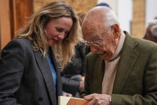 La responsable de Cultura de la Diputación de Cádiz, Vanesa Beltrán, junto José Antonio Hernández, autor de 'El retorno'.