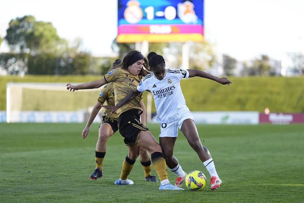 Archivo - Linda Caicedo y Andreia Jacinto pugnan por un balón durante un Real Madrid-Real Sociedad de la Liga F 2024-2025