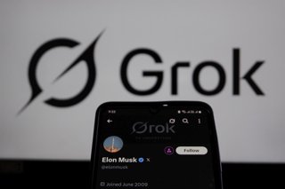Archivo - 12 July 2025, Indonesia, Bandung: In this photo illustration, Grok logo is seen displayed on a smartphone screen. Grok is a generative artificial intelligence chatbot developed by xAI. Photo: Algi Febri Sugita/ZUMA Press Wire/dpa