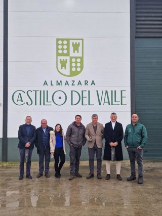 El delegado territorial de Agricultura, Pesca, Agua y Desarrollo Rural de la Junta en Córdoba, Francisco Acosta (tercero por la dcha.), en su visita a la Almazara Castillo del Valle.
